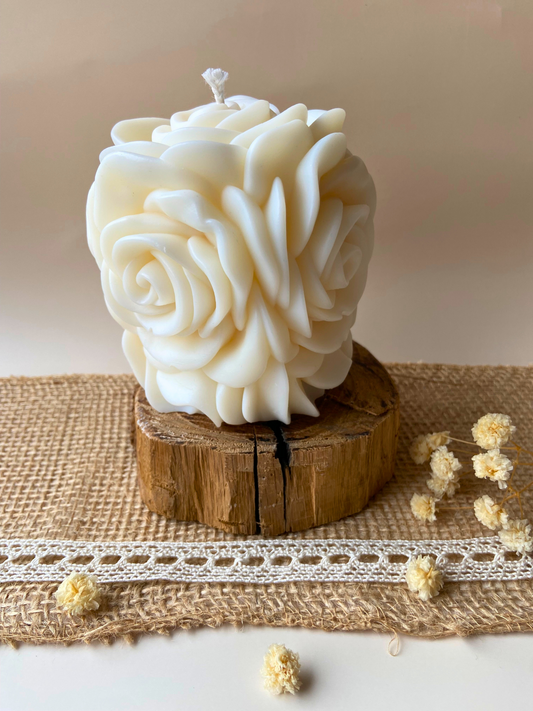 bougie décorative fleurs et roses blanc parfumée